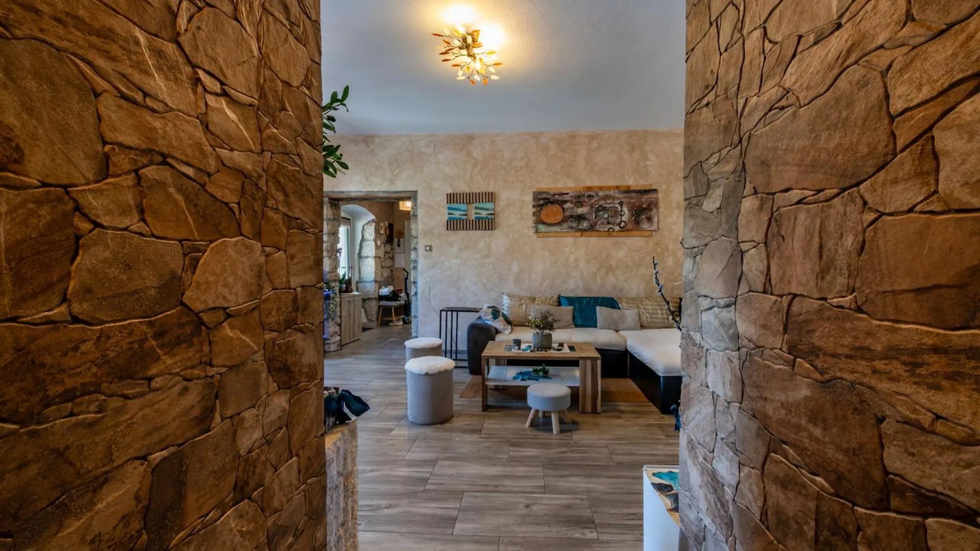 Villa Noela, A Cozy Villa Surrounded By Nature Near The Sea Potpićan بيت للعطل